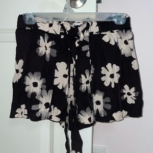 Madewell women’s black & white flowy flower shorts